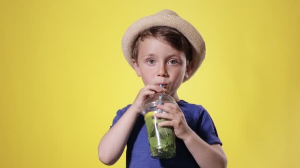 Mignon Garçon Boire Mojito Cocktail Tasse Plastique Sur Fond Jaune — Video