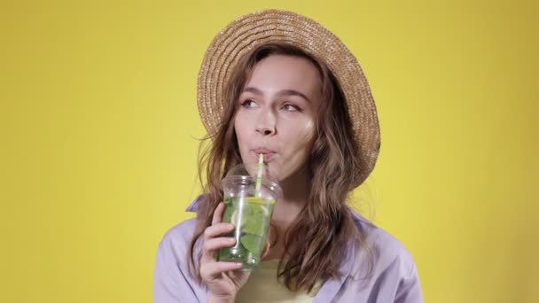 Mujer Sorprendida Bebe Cóctel Mojito Taza Plástico Sobre Fondo Amarillo — Vídeo de stock