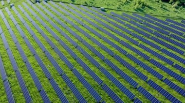 Güneşli bir günde, Nehir kenarındaki Yeşil Alan 'daki Güneş Enerji İstasyonu' nun hava görüntüsü. Güneş Çiftliği 'nin üzerinden uç. Güneş Panelleri Güç Üretimi için Sıraya Girdi. Yenilenebilir yeşil enerji. Alternatif enerji kaynakları.
