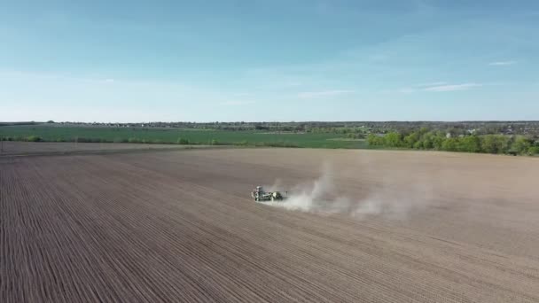 Luchtfoto Van Landbouwtrekker Ploegen Een Veld Zonnige Dag Natuurlijke Seizoensgebonden — Stockvideo