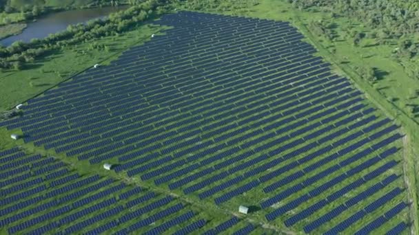 Widok Lotu Ptaka Elektrownię Słoneczną Green Field Pobliżu Rzeki Słoneczny — Wideo stockowe