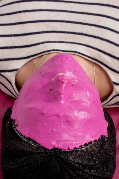 女性のスキンケア 美容室で顔の皮膚に化粧マスクと美少女の閉鎖 ピンクの保湿アルギン酸マスクで覆われた顔を持つ若い女性 美容師 高解像度 — ストック写真
