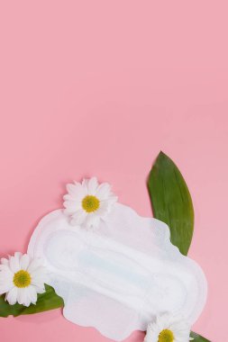 Çiçek temizleme pedi, hijyen konsepti, kadın ürünleri, adet pedleri..