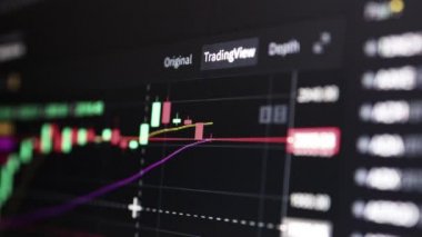 Borsa, ekranda kripto para çizelgesi. Şamdan çizelgesi, BTC. Çevrimiçi döviz piyasası. Takas, teklif. Kripto para biriminin izini sürüyorum. 4 bin. Kapat..