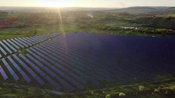 Ekologi Solkraftverk Paneler Fälten Grön Energi Vid Solnedgången Landskap Elektrisk — Stockvideo