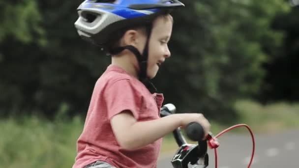 Niño Montar Bicicleta Carril Bici Lluvia Niño Con Casco Aprendiendo — Vídeo de stock
