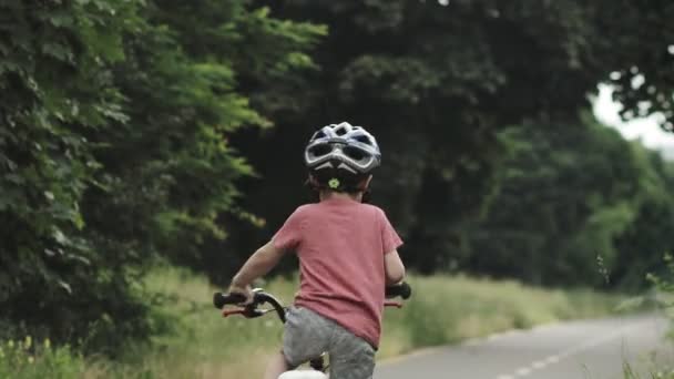 Niño Montar Bicicleta Carril Bici Lluvia Niño Con Casco Aprendiendo — Vídeo de stock