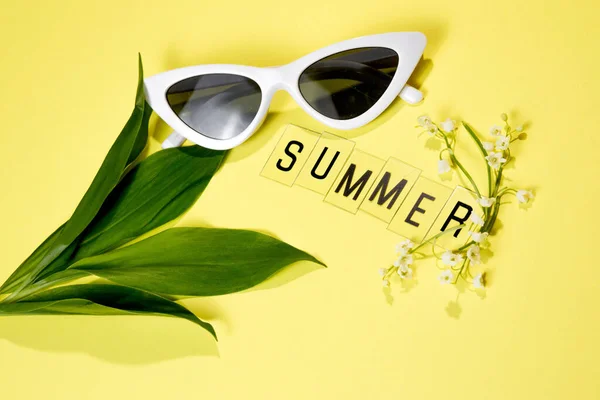 Text SUMMER from letters and field chamomiles flowers on yellow background. Greeting card Flat Lay Copy space Concept Hello summer, summertime — Stock Photo, Image