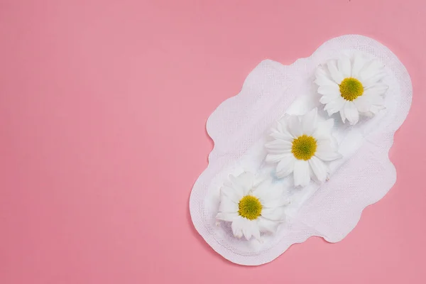 Pad sanitasi bersih Floral, konsep kebersihan, produk perempuan, bantalan menstruasi — Stok Foto
