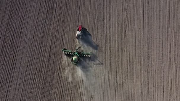 Letecký Pohled Traktor Brázdovým Systémem Orající Půdu Obdělávaném Zemědělském Poli — Stock video