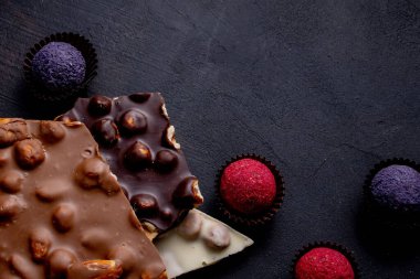 Çikolata, ezilmiş çikolata ve fındık parçaları. Çikolatalı Praline tatlılar.