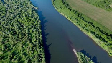 Dinyester Nehri 'nin göz kamaştırıcı üst manzarası. Dinyester Nehri 'nin yaz manzarası. Resimli duvar kâğıdı. Toprağın güzelliğini keşfedin.