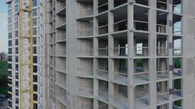 İnşaat halindeki yüksek apartmanın havadan görüntüsü. Gayrimenkul geliştirme.