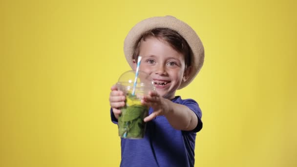 Mignon Garçon Boire Mojito Cocktail Tasse Plastique Sur Fond Jaune — Video