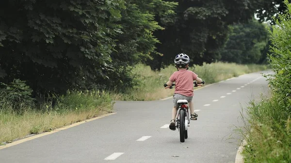 Criança Andando Bicicleta Caminho Bicicleta Chuva Miúdo Capacete Aprender Montar — Fotografia de Stock