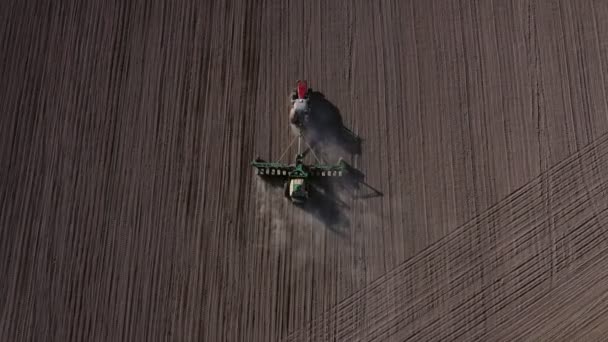 Letecký Pohled Traktor Brázdovým Systémem Orající Půdu Obdělávaném Zemědělském Poli — Stock video