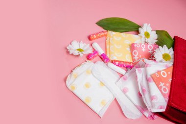 Kozmetik torbada adet tamponları ve pedler. Adet döngüsü. Hijyen ve koruma.