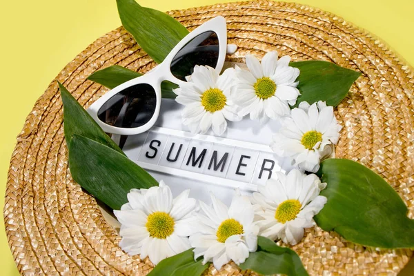 Vrouwen Zomer Strohoed Gele Achtergrond Bovenaanzicht Platte Lay Kopieerruimte Zomer — Stockfoto