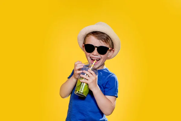 Retrato Menino Lindo Criança Feliz Rapaz Europeu Chapéu Shirt Verão — Fotografia de Stock
