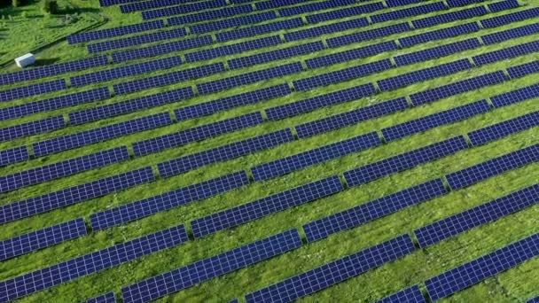 Luftaufnahme Des Solarkraftwerks Green Field Der Nähe Des Flusses Bei — Stockvideo