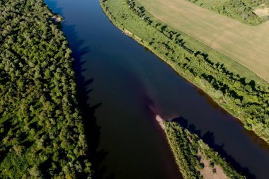 Dinyester Nehri 'nin göz kamaştırıcı üst manzarası. Dinyester Nehri 'nin yaz manzarası. Resimli duvar kâğıdı. Toprağın güzelliğini keşfedin.