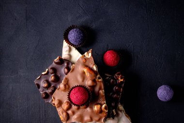 Çikolata, ezilmiş çikolata ve fındık parçaları. Çikolatalı Praline tatlılar..