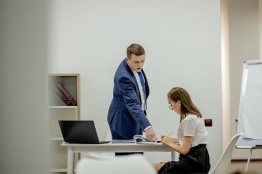 Kızgın patron genç çalışanına bağırıyor, stresli ve hayal kırıklığına uğramış: saldırgan patron ve mafya konsepti.