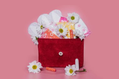 Kozmetik torbada adet tamponları ve pedler. Adet döngüsü. Hijyen ve koruma.