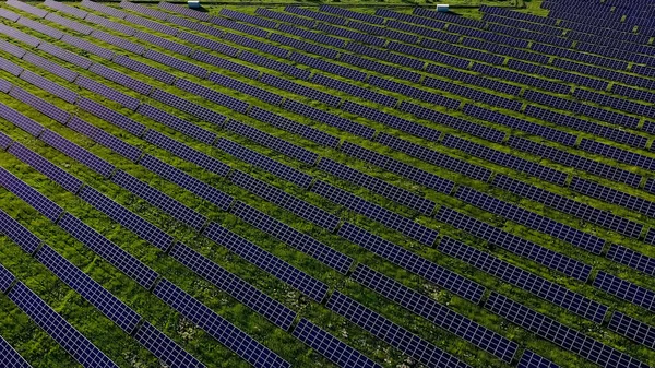 Ecologie Zonnepanelen Velden Groene Energie Bij Zonsondergang Landschap Elektrische Innovatie — Stockfoto