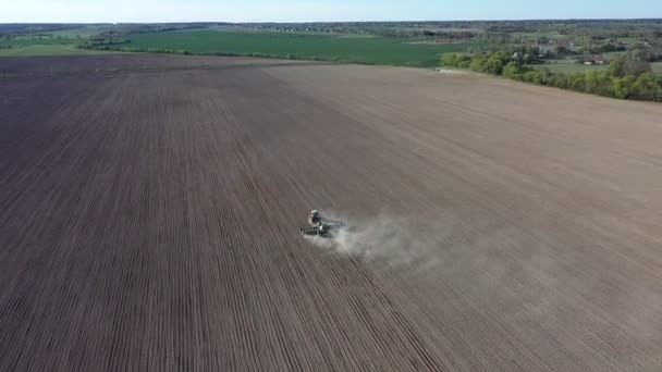 Zicht Vanuit Lucht Trekker Met Eggen Systeem Ploegen Grond Landbouwgrond — Stockvideo