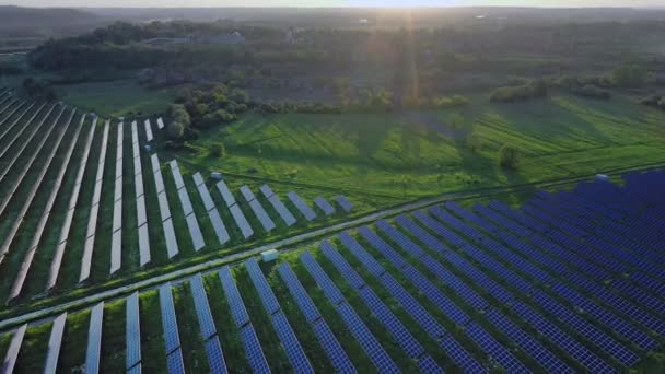 Ekologiczne Panele Elektrowni Słonecznych Polach Zielonej Energii Zachodzie Słońca Krajobraz — Wideo stockowe