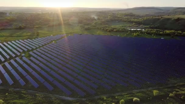 Ekologi Solkraftverk Paneler Fälten Grön Energi Vid Solnedgången Landskap Elektrisk — Stockvideo