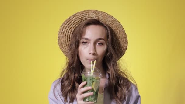 Verrassende Vrouw Drinkt Mojito Cocktail Uit Plastic Cup Yellow Studio — Stockvideo