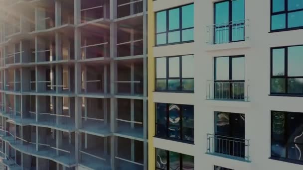 Mnoho Oken Fasádě Nového Bytového Domu Výstavbě Nemovitosti Development — Stock video
