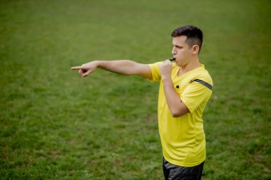 Hakem kuralları ihlal ettiğini belirtiyor. Spor anlayışı, kural ihlali, tartışmalı konular, engellerin aşılması