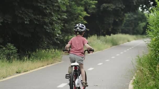 Dětská Jízda Kole Cyklostezce Dešti Kluk Helmě Učí Létě Jezdit — Stock video