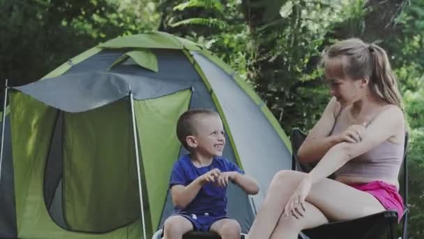 Mama Jej Syn Swędzi Ukąszeniu Komara Siedząc Pobliżu Namiotu — Wideo stockowe