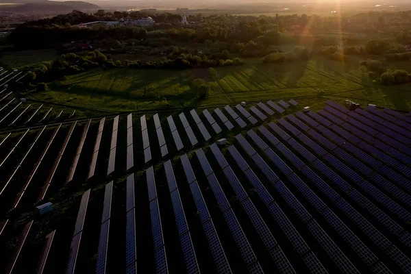 Ökologie Sonnenkollektoren Den Feldern Grüne Energie Bei Sonnenuntergang Landschaft Elektrische — Stockfoto