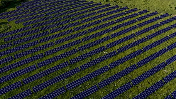 Ökologie Sonnenkollektoren Den Feldern Grüne Energie Bei Sonnenuntergang Landschaft Elektrische — Stockfoto