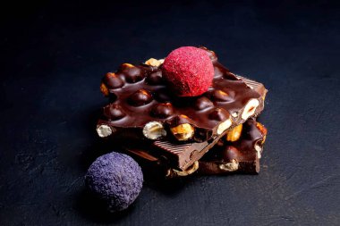 Çikolata arkaplanı. Çikolata. Beyaz, siyah ve sütlü çikolataların karışımı. Çikolatalı Praline tatlılar..