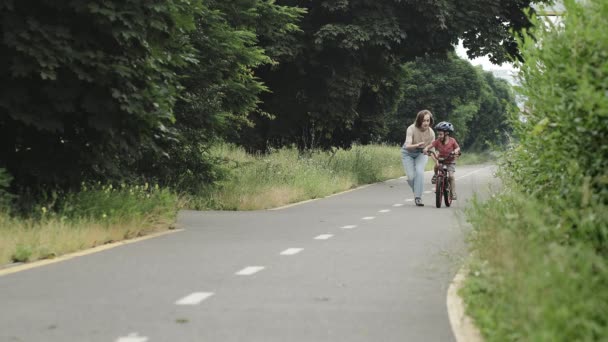 Matka Uczy Syna Jeździć Rowerze Szczęśliwy Chłopak Kasku Nauczyć Się — Wideo stockowe