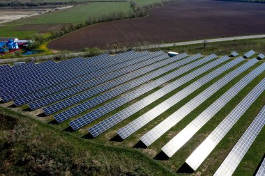 Güneş paneli yeşil, çevre dostu enerji üretir.