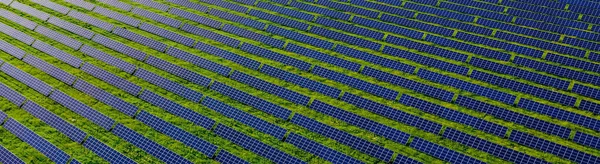 Ökologie Sonnenkollektoren Den Feldern Grüne Energie Bei Sonnenuntergang Landschaft Elektrische — Stockfoto