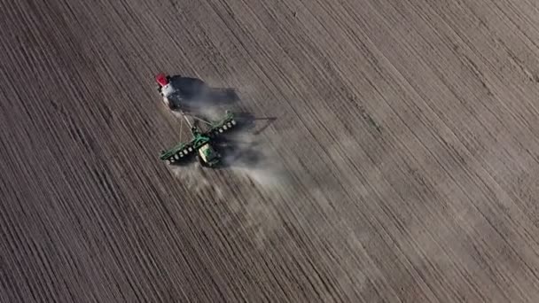 Luchtfoto Van Landbouwtrekker Ploegen Een Veld Zonnige Dag Natuurlijke Seizoensgebonden — Stockvideo