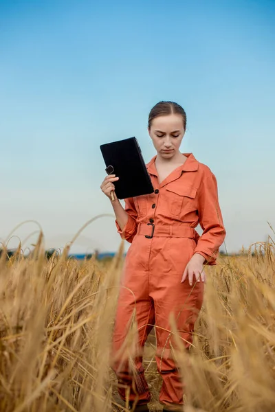 Vrouw Kaukasische Technoloog Agronomist Met Tablet Computer Het Gebied Van — Stockfoto
