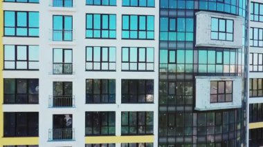 İnşaat halindeki yüksek apartmanın havadan görüntüsü. Yeni apartman cephesinin birçok penceresi yapım aşamasında. Gayrimenkul geliştirme