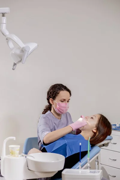 Kadın Dişçi Dişçi Muayenehanesinde Hasta Dişlerini Kontrol Ediyor Tıp Dişçilik — Stok fotoğraf