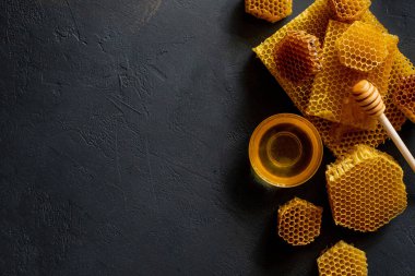 Siyah masasında bal peteği olan bal, üst manzara. Metin için boşluk.