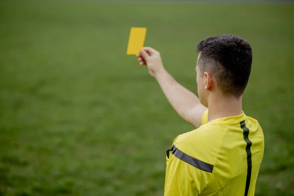 Árbitro Mostrando Una Tarjeta Roja Jugador Fútbol Fútbol Disgustado Mientras —  Fotos de Stock