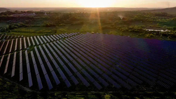 Ökologie Sonnenkollektoren Den Feldern Grüne Energie Bei Sonnenuntergang Landschaft Elektrische — Stockfoto